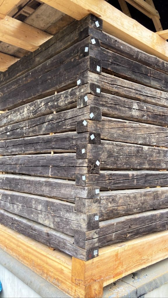 Záber na roh drevenice zo starého dreva, ktoré je zanedbané.