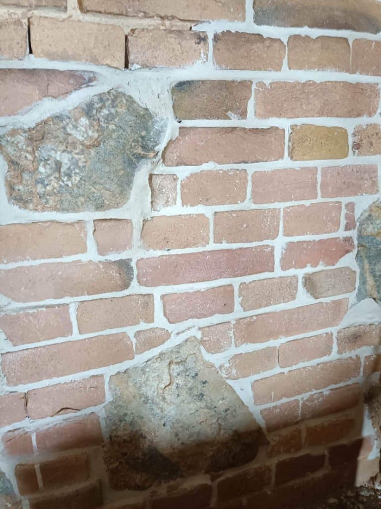 Detailný záber na kamenný a tehlový obklad po opieskovaní - otryskávaní. Obklad je zbavený nečistôt.