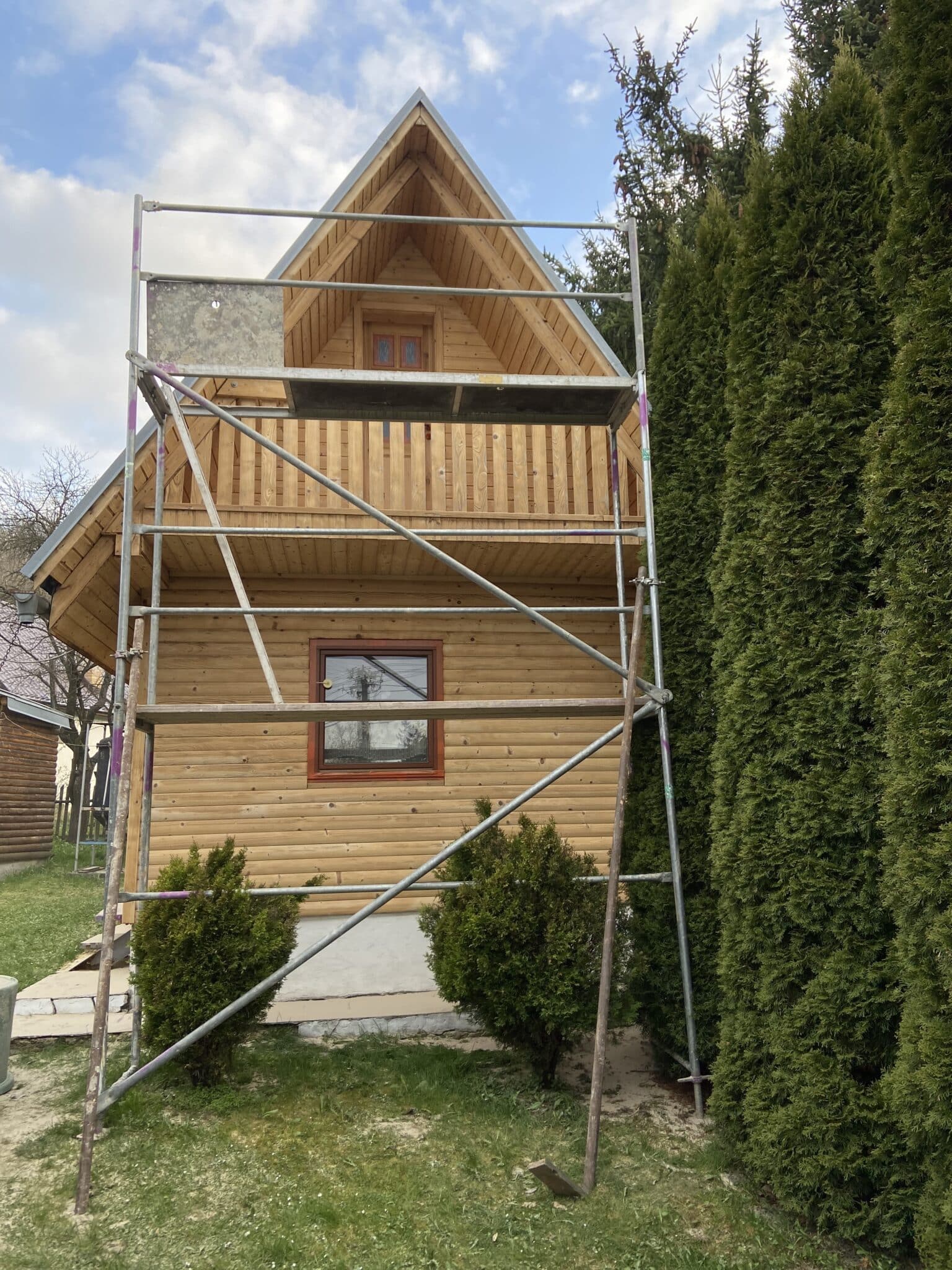 Pieskovanie malého dreveného domu s lešením