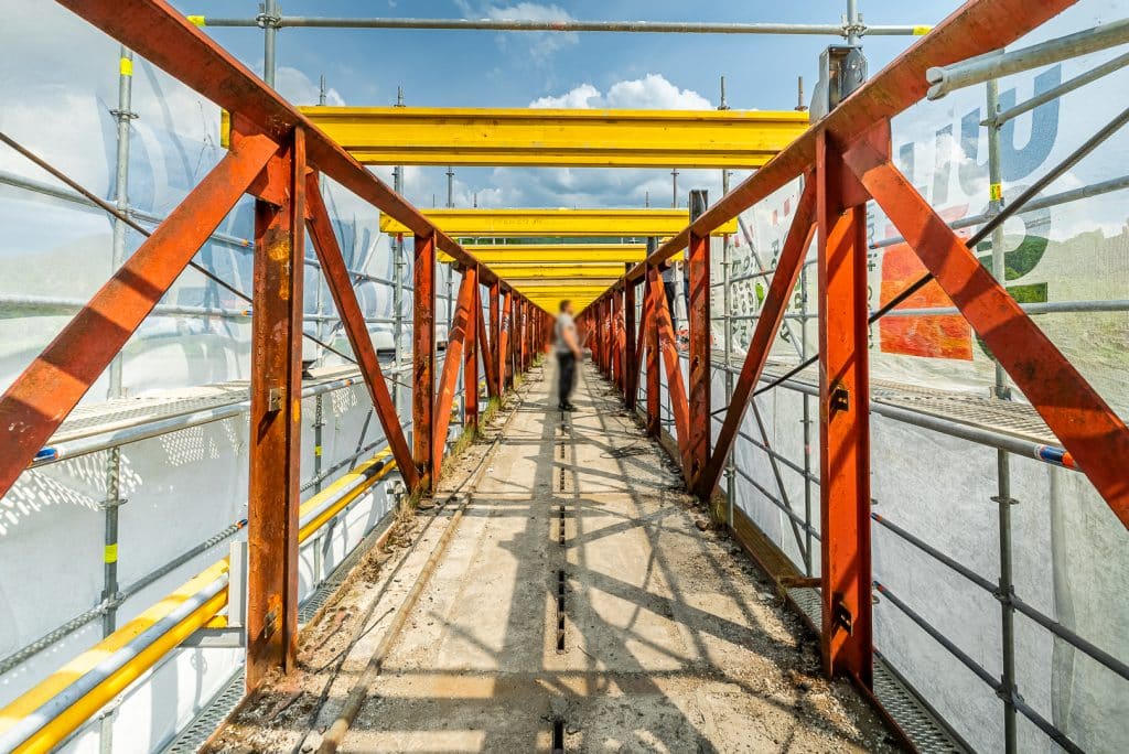 Vstup na kovový most počas rekonštrukcie.
