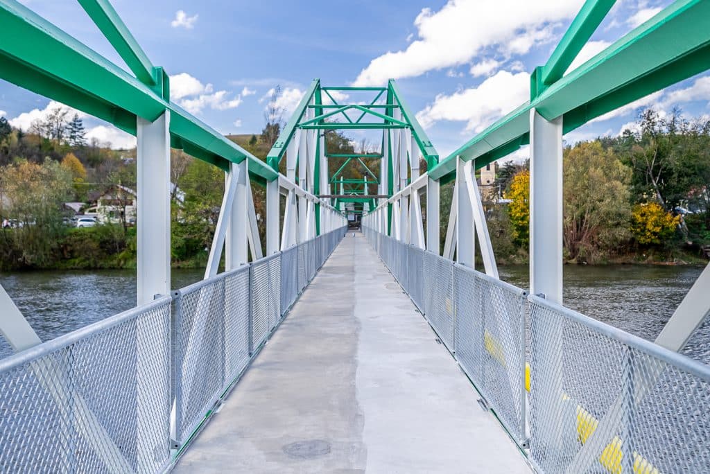 Vstup na peší most po rekonštrukcii. Most sa pieskoval, ošetroval epoxidom a polyuretánom.