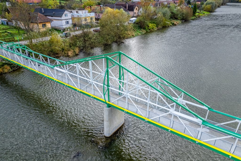 Záber z dronu na kovový most po rekonštrukcii. Pieskovanie, epoxidový a polyuretánový náter.