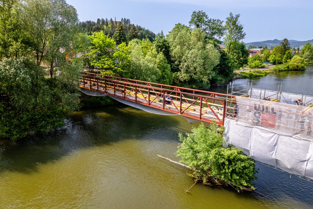 Záber z dronu na kovový most počas rekonštrukcie.