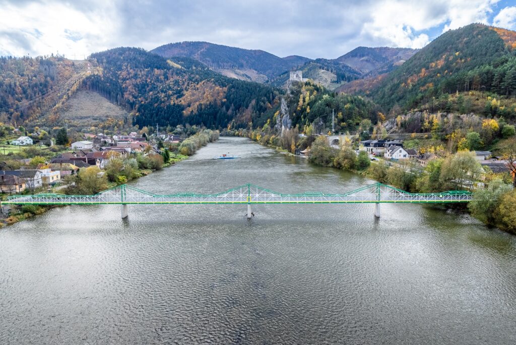 Záber z dronu na peší most medzi Strečnom a Nezbudskou Lúčkou po rekonštrukcii.